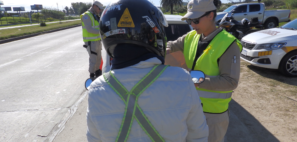 Motociclista recibe consejos de Agente de Policía Caminera Motociclista recibe consejos de Agente de Policía Caminera