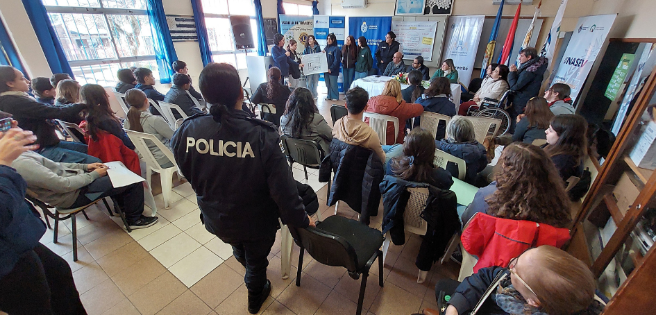 Imagen de estudiantes liceales presentando el resultado de sus "papers" Imagen de estudiantes liceales presentando el resultado de sus "papers"