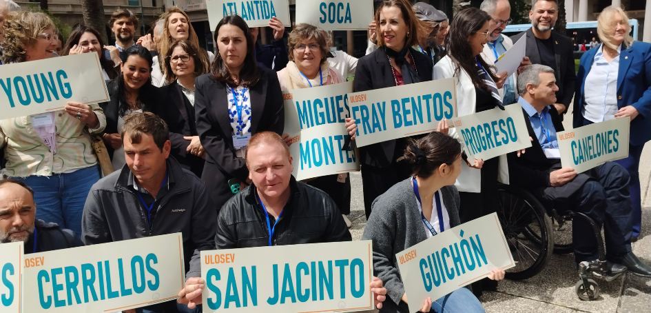 Los delegados de las ULOSEV se preparan para foto grupal en Plaza Independencia de Montevideo Los delegados de las ULOSEV se preparan para foto grupal en Plaza Independencia de Montevideo