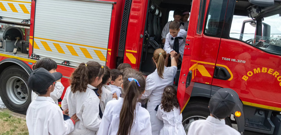 Cuerpo de Bomberos en actividad con escolares Cuerpo de Bomberos en actividad con escolares