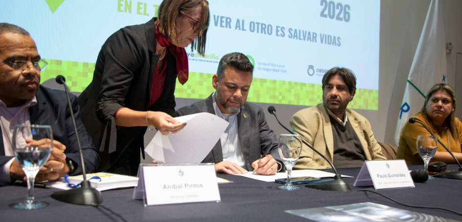 Momento en que se firma declaración de interés para trabajo junto a ONSV