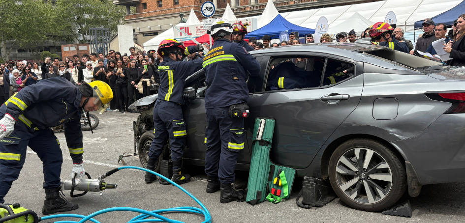 Bomberos durante extricación