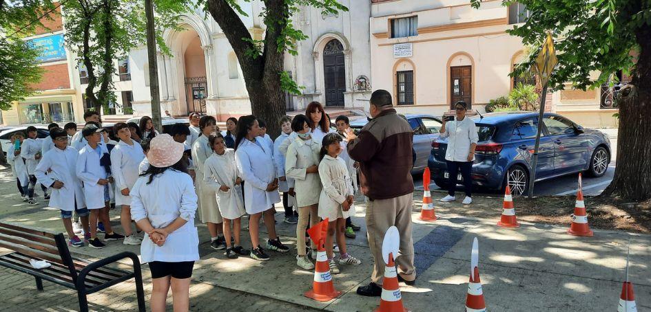 Efectivo de Policía Caminera interactúa con escolares