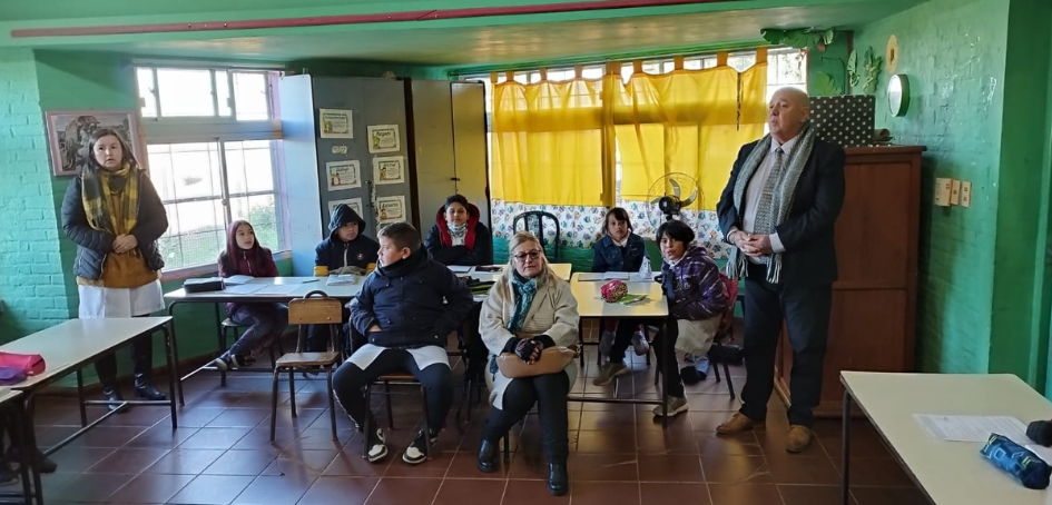 Director de UNASEV, Carlos Manzor, exponiendo frente a grupo de escolares Director de UNASEV, Carlos Manzor, exponiendo frente a grupo de escolares