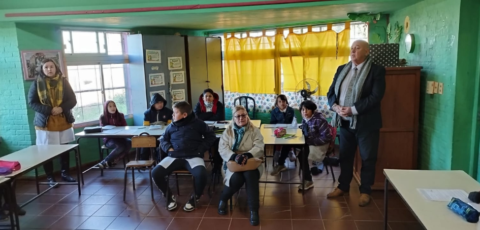 Director de UNASEV, Carlos Manzor, exponiendo frente a grupo de escolares