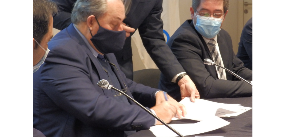 Esc. Alejandro Draper durante la firma del Convenio con ASSE