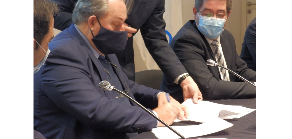 Esc. Alejandro Draper durante la firma del Convenio con ASSE Esc. Alejandro Draper durante la firma del Convenio con ASSE