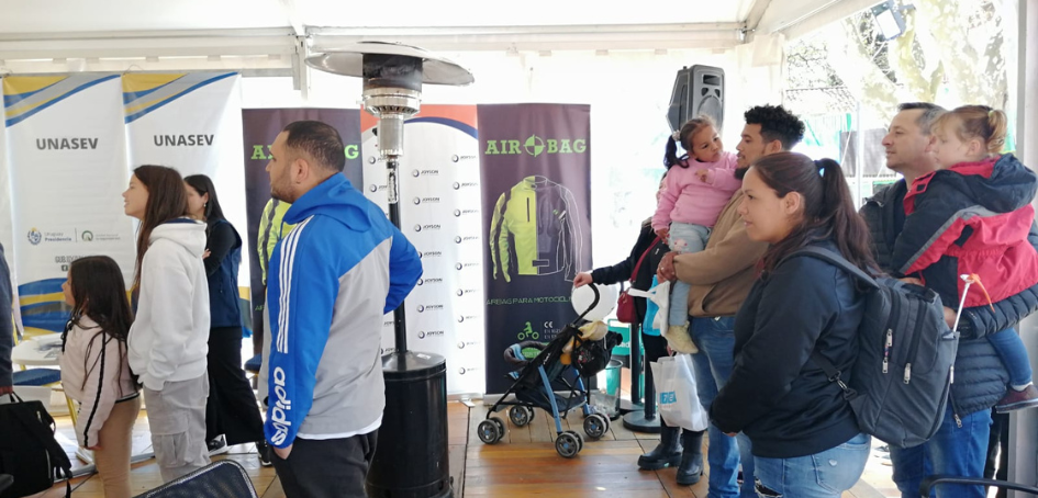 Público absorto en propuesta de simulador de motos en estand de UNASEV