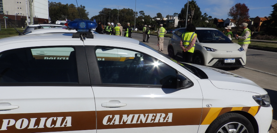 Vista parcial de control didáctico coordinado por la Dirección Nacional de Policía Caminera Vista parcial de control didáctico coordinado por la Dirección Nacional de Policía Caminera