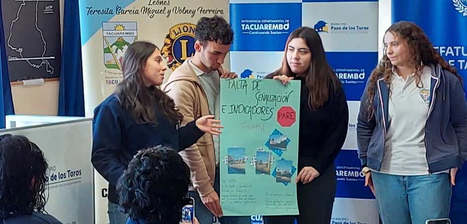 Grupo de estudiantes liceales presentando el resultado de sus "papers" Grupo de estudiantes liceales presentando el resultado de sus "papers"