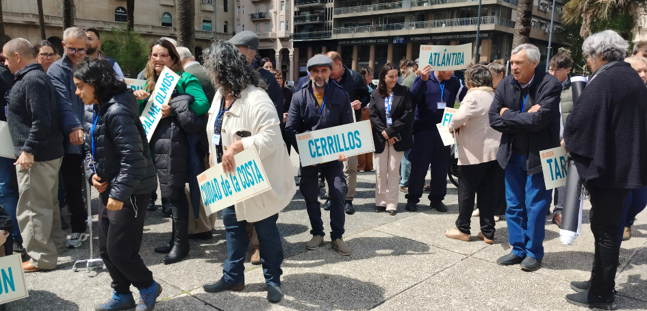 Los delegados de las ULOSEV se trasladan a Plaza Independencia de Montevideo para hacer foto grupal Los delegados de las ULOSEV se trasladan a Plaza Independencia de Montevideo para hacer foto grupal