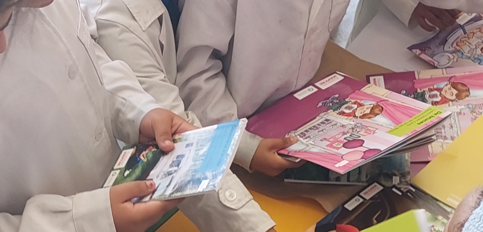 Escolares de Escuela 355 recibiendo libros con contenido de educación vial