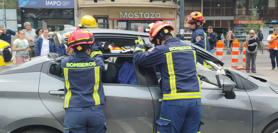 Bomberos durante extricación