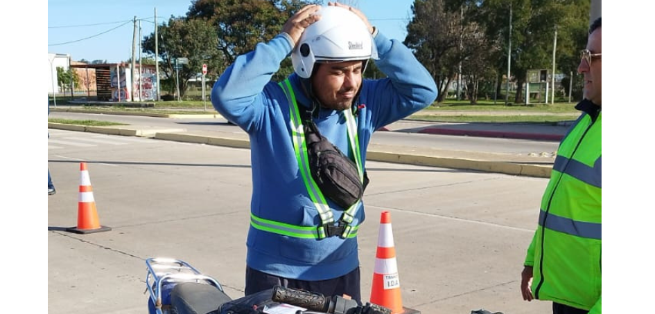 Inspector de tránsito asesorando en entrega de cascos