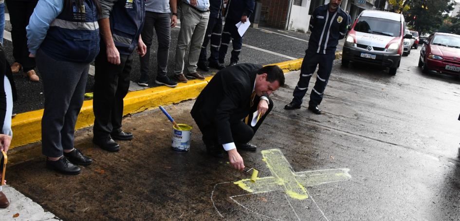 Arq. Mazzoni - Intendente de Rivera pintando lazo amarillo en la calle Arq. Mazzoni - Intendente de Rivera pintando lazo amarillo en la calle