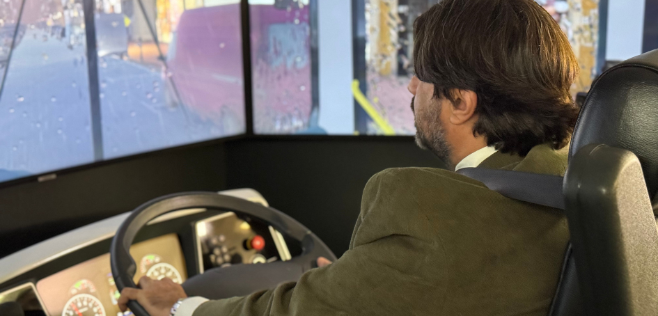 Presidente de Unasev utilizando simulador de manejo en empresa Cutcsa Presidente de Unasev utilizando simulador de manejo en empresa Cutcsa
