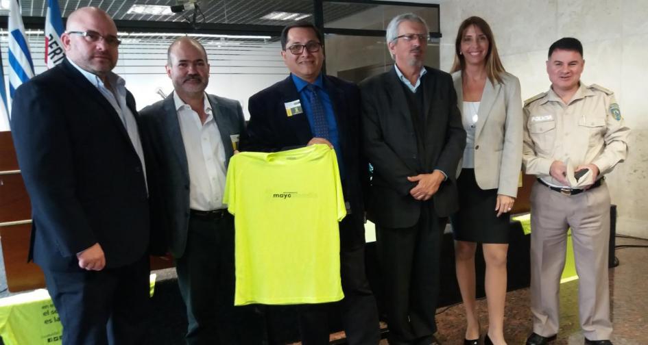 Autoridades exhibiendo la remera de la campaña 2019 de Mayo Amarillo Uruguay