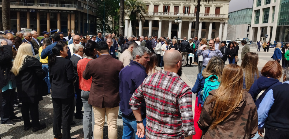 Los delegados de las ULOSEV en Plaza Independencia de Montevideo se preparan para foto grupal Los delegados de las ULOSEV en Plaza Independencia de Montevideo se preparan para foto grupal