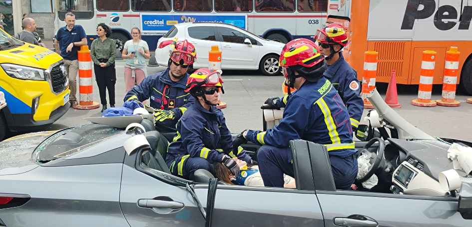 Bomberos durante extricación