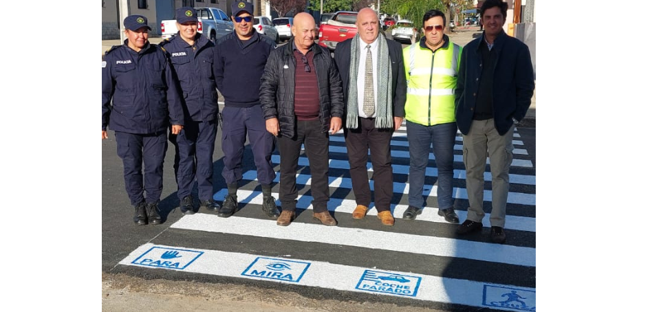 Autoridades frente a cebra de tránsito con mensaje a integrantes del espectro autista Autoridades frente a cebra de tránsito con mensaje a integrantes del espectro autista
