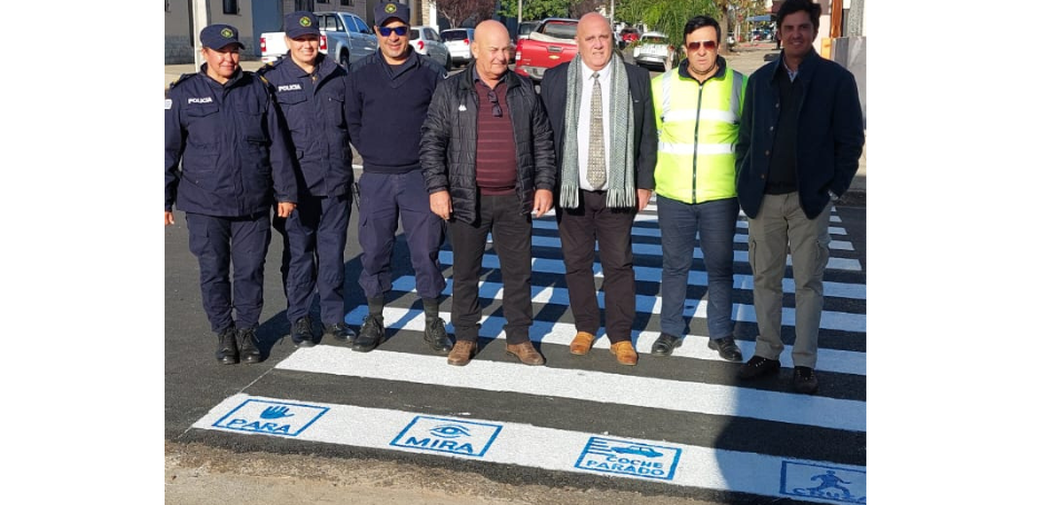 Autoridades frente a cebra de tránsito con mensaje a integrantes del espectro autista