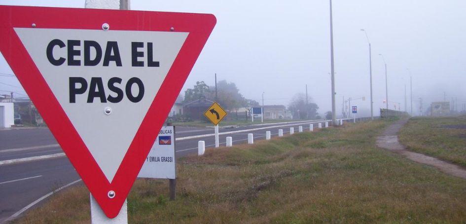 Cartel de Ceda el paso en primer plano Cartel de Ceda el paso en primer plano