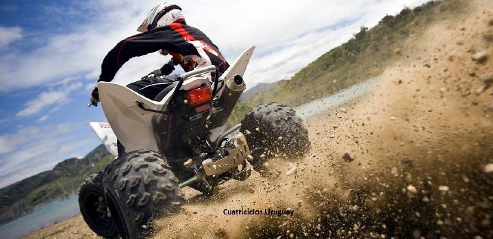 Cuatriciclo derrapando en la arena Cuatriciclo derrapando en la arena