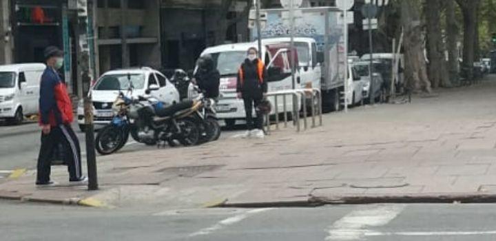 Peatones y motociclistas luciendo tapabocas Peatones y motociclistas luciendo tapabocas