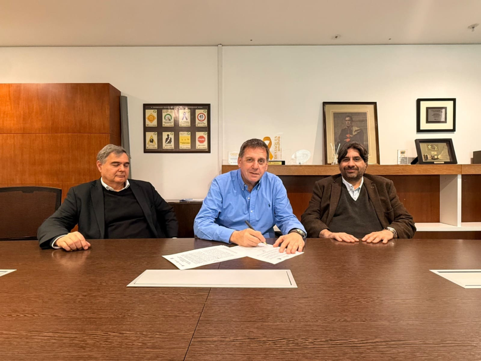 Marcelo Metediera junto al Presidente y Sec. General de ASCOMA, Alberto Bernheim y Fernando Rocca. Firma de convenio marco con la Asociación de Concesionarios de Marcas de Automotores (ASCOMA)