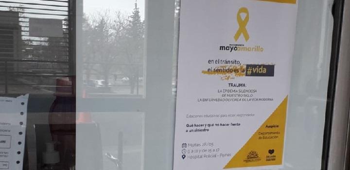Afiche anunciando actividad en ventana de Hospital Policial