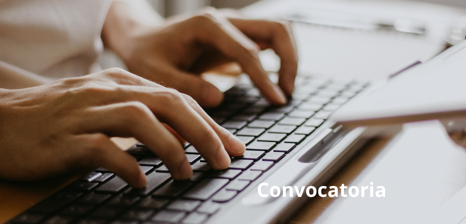 Convocatoria manos sobre teclado de computadora leyenda Convocatoria