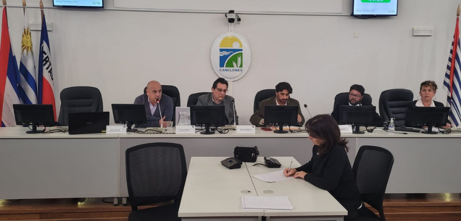 Autoridades de la Dirección de Tránsito de Canelones exponiendo durante el Simposio Autoridades de la Dirección de Tránsito de Canelones exponiendo durante el Simposio
