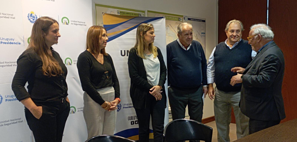 Pere Navarro departiendo con técnicos de Unasev Pere Navarro departiendo con técnicos de Unasev
