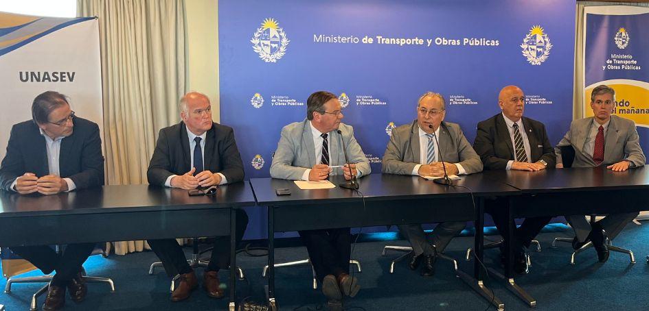 Ministro José Falero y Alejandro Draper, presidiendo mesa de lanzamiento