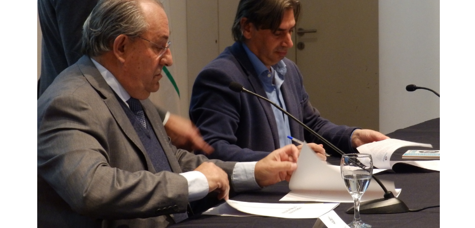 Jerarcas de UNASEV y MEVIR durante la firma del Convenio Jerarcas de UNASEV y MEVIR durante la firma del Convenio