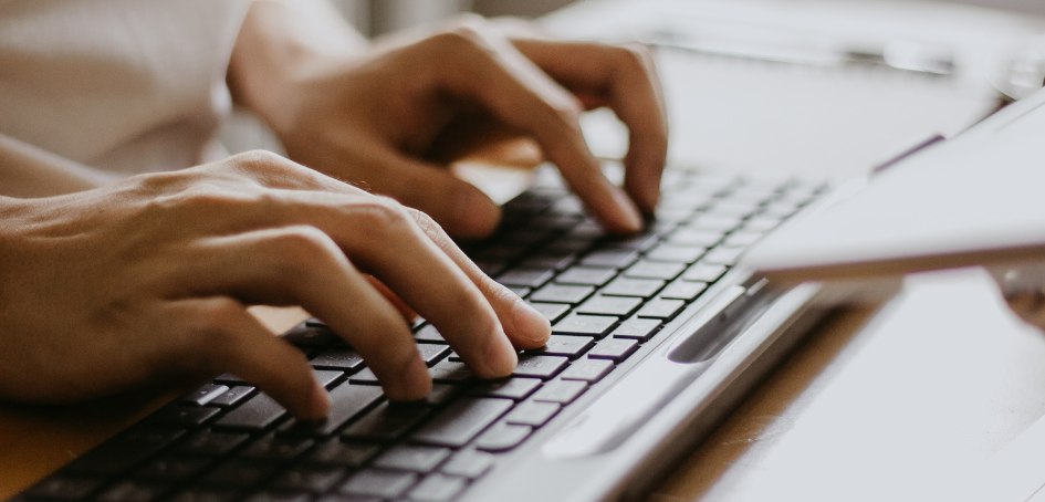 Dos manos trabajando sobre un teclado Dos manos trabajando sobre un teclado