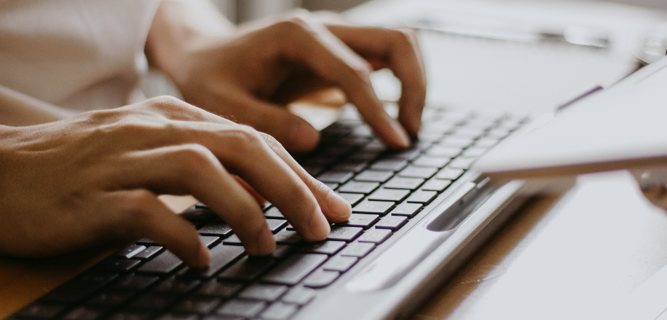 Dos manos trabajando sobre un teclado