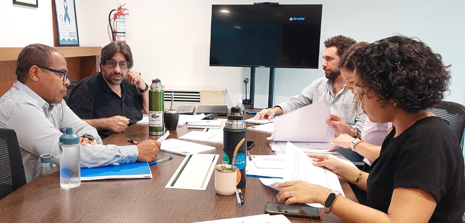 Reunión de Trabajo En mesa de trabajo el área de Datos junto a Metediera, Pintos y Artagaveytia