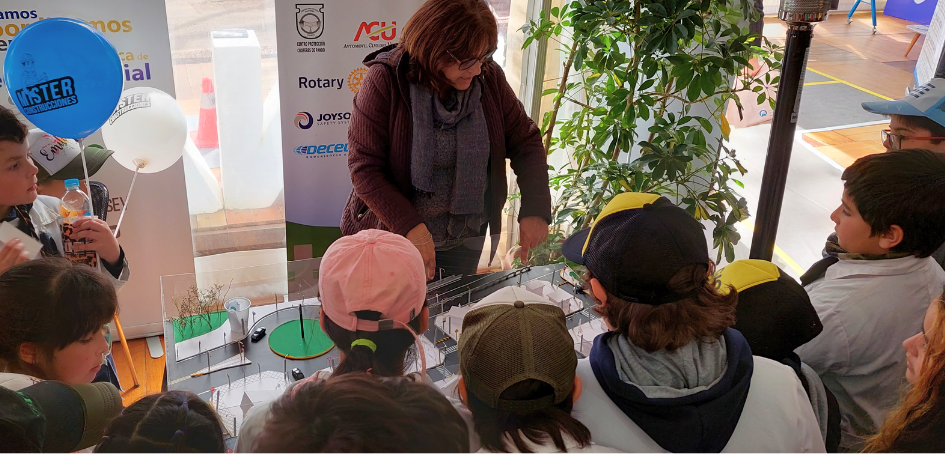 Escolares juegan y aprenden en maqueta educativa Escolares juegan y aprenden en maqueta educativa