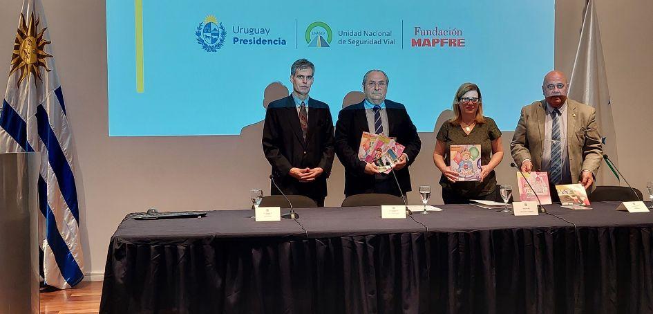 Autoridades de UNASEV y Fundación MAPFRE exhibiendo ejemplares de material didáctico Autoridades de UNASEV y Fundación MAPFRE exhibiendo ejemplares de material didáctico