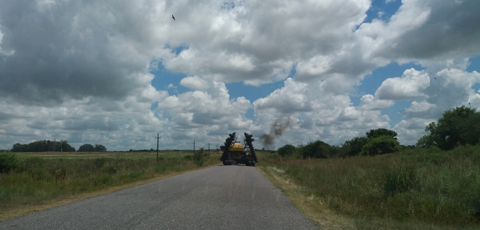 Maquinaria agrícola circulando, obstruyendo la ruta Maquinaria agrícola circulando, obstruyendo la ruta