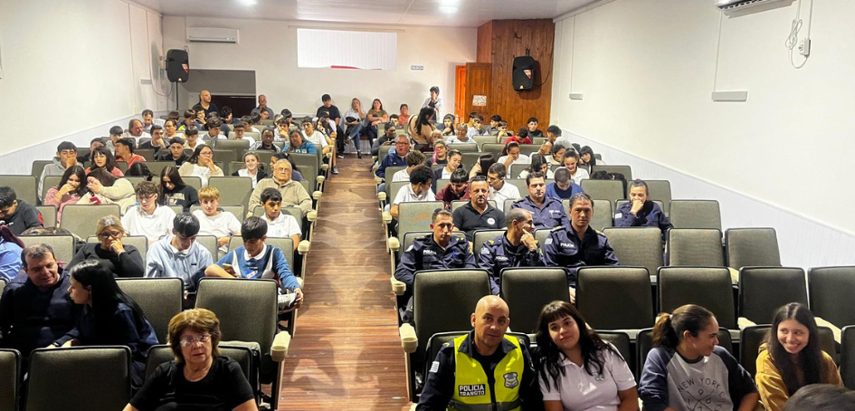 Público en la Sala, previo a la conferencia Público en la Sala, previo a la conferencia