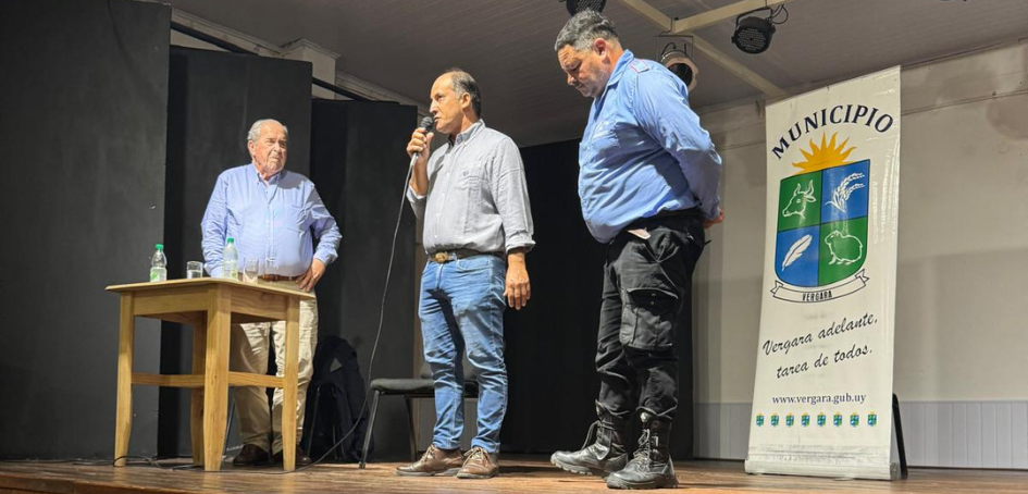 Jorge Alfaro, junto a autoridades de Vergara Jorge Alfaro, junto a autoridades de Vergara