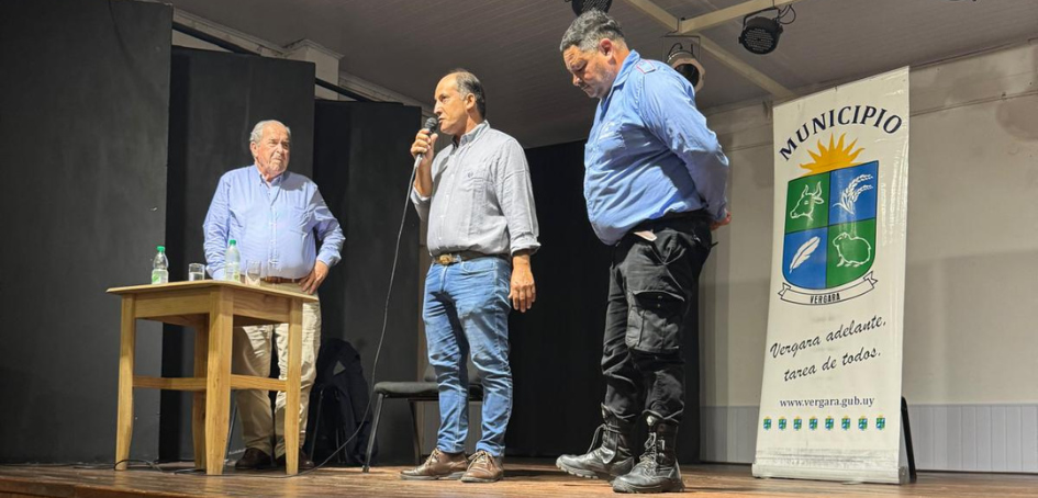 Jorge Alfaro, junto a autoridades de Vergara