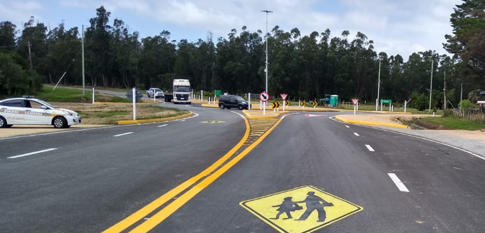 Vista de ruta nacional donde se ve transporte pesado Vista de ruta nacional donde se ve transporte pesado