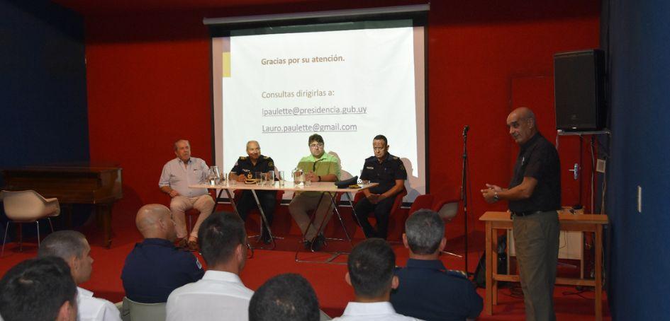 Autoridades de Jefatura e Intendencia de Treinta y Tres, presentando a funcionarios de UNASEV Autoridades de Jefatura e Intendencia de Treinta y Tres, presentando a funcionarios de UNASEV