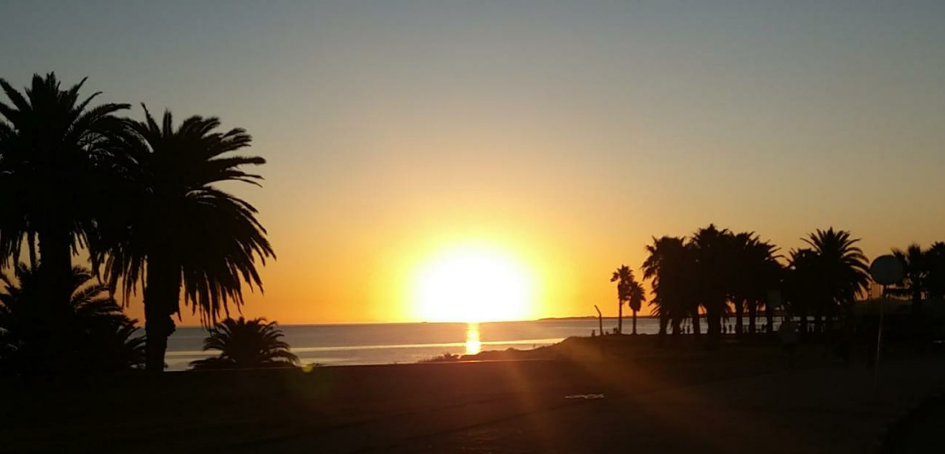 Panorámica de un atardecer frente a un espejo de agua