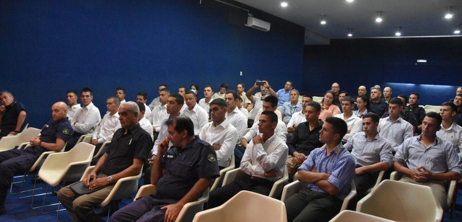 Auditorio durante las exposiciones de Jorge Alfaro y Lauro Paulette de UNASEV