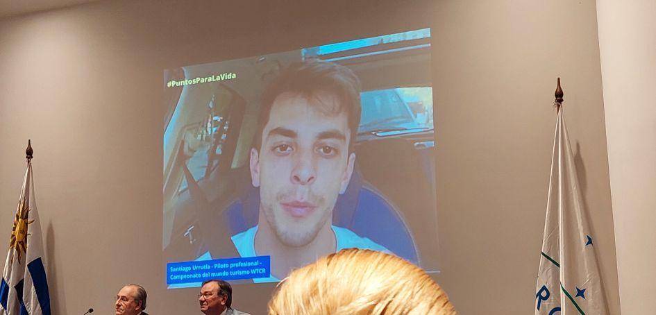 Santiago Urrutia aparece en la pantalla de presentación Santiago Urrutia aparece en la pantalla de presentación