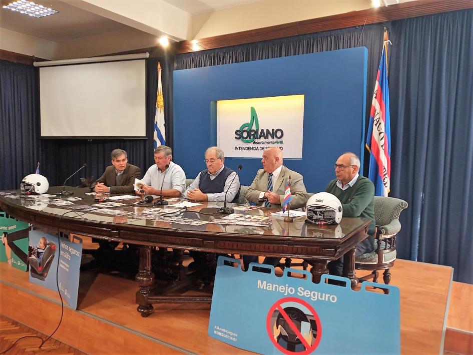 Intendente de Soriano Guillermo Besozzi junto a autoridades de UNASEV